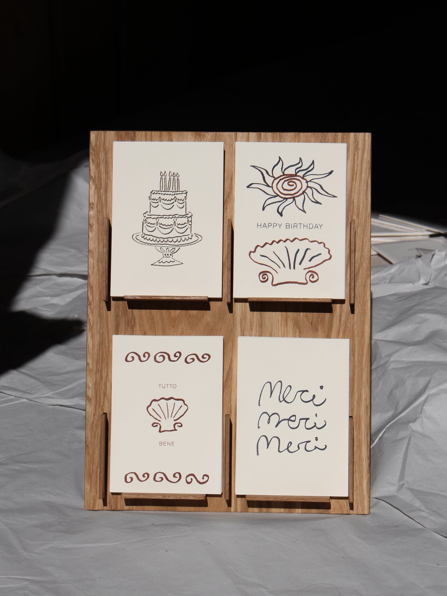 Kartenständer aus Massiv-Holz für DIN A6 Postkarten