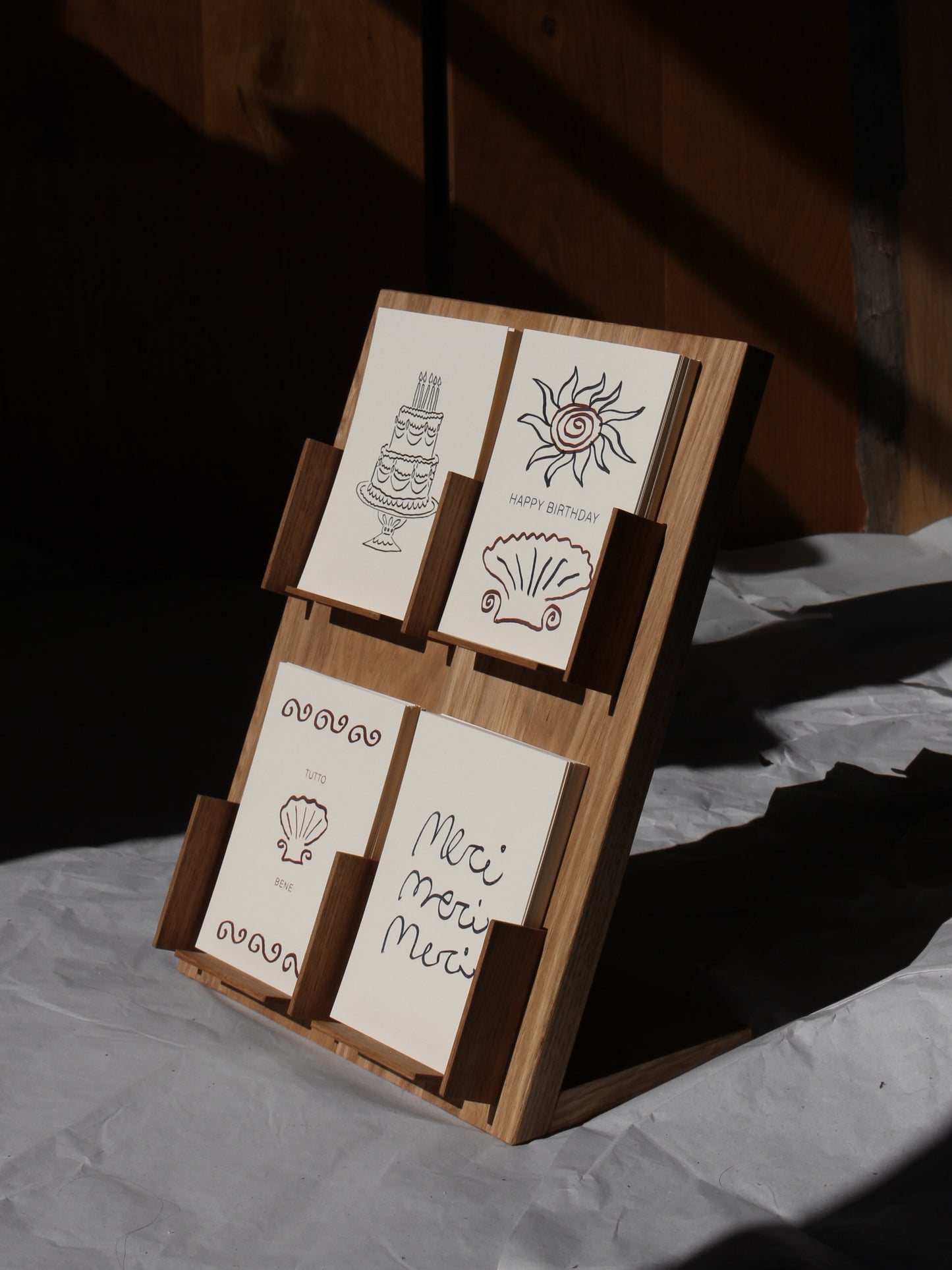 Kartenständer aus Massiv-Holz für DIN A6 Postkarten