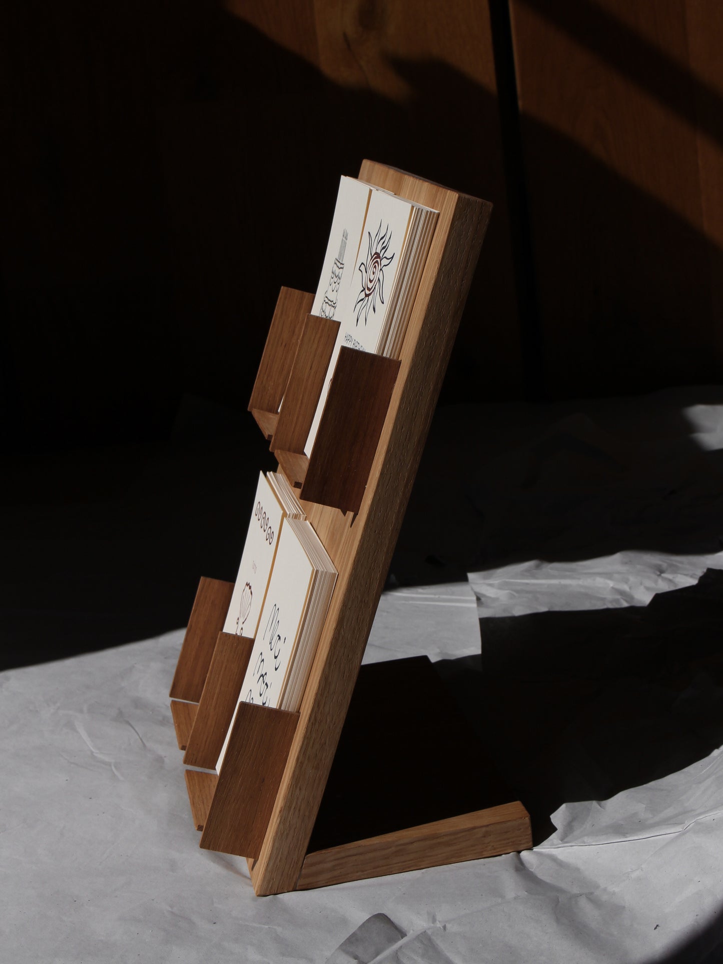 Kartenständer aus Massiv-Holz für DIN A6 Postkarten